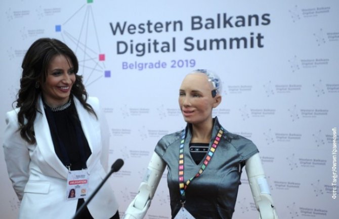 Robot Sofija u Beogradu: Voljela bi da bude komičarka, za ljubav premlada...