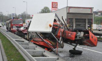 Udes na Ibarskoj magistrali: Preticao traktor pa se sudario sa kamionom, poginuo vozač