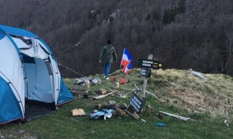 Slovenci postavili zastavu SFRJ na Velebitu