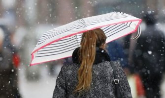 Oblačno, krajem dana kiša i snijeg