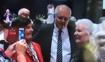 Australija: Žena premijera gađali jajetom (VIDEO)