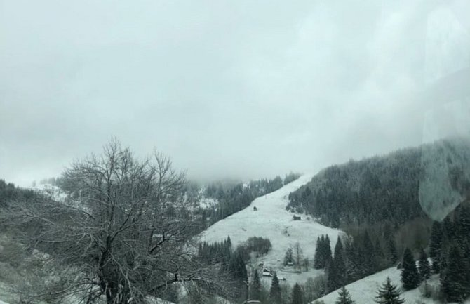 Zima u maju: Snijeg pada na Žabljaku, zabijeljelo u više opština (FOTO/VIDEO)