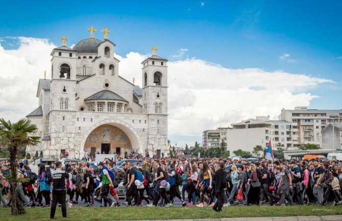 Iz Podgorice krenula svenarodna litija za manastir Ostrog