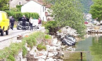 Kotor: Automobil završio u moru, dvoje povrijeđenih
