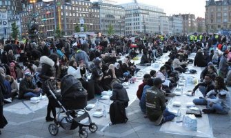 Kopenhagen: Radikalni desničari zapalili Kuran tokom iftara