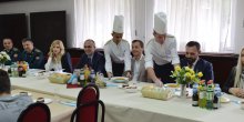Učenici spremali pasulj sa vojnim kuvarima, probao i ministar Bošković(FOTO)