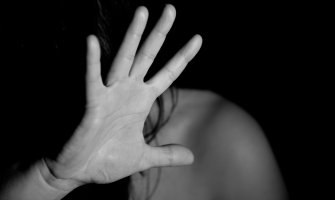 Nikšićanka prijavila komšiju da je seksualno zlostavljao u njenoj kući