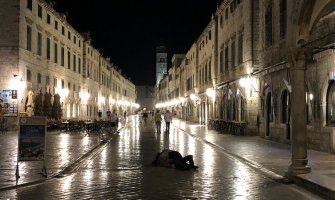 Bez srama na glavnoj dubrovačkoj ulici: Zaljubljeni par u 