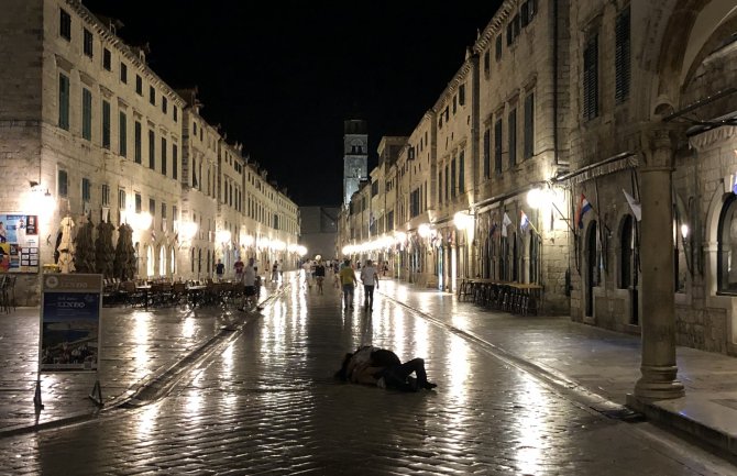 Bez srama na glavnoj dubrovačkoj ulici: Zaljubljeni par u 