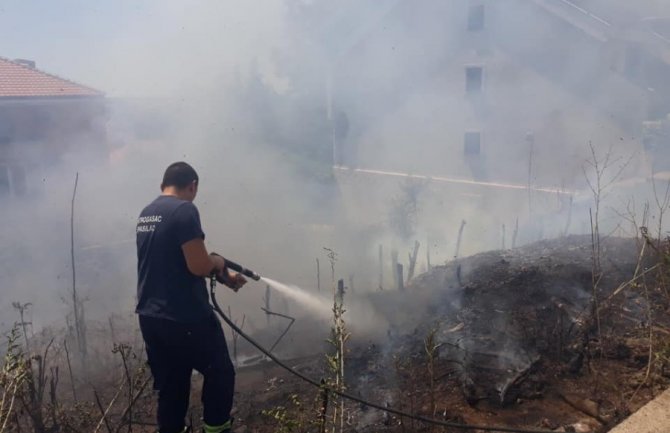 Podgorički vatrogasci za manje od 24 sata gasili 9 požara