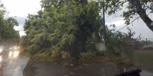 Nevrijeme u Srbiji: Loznica bez struje, u Šapcu padale fasade, u Novom Sadu drveće uništilo automobile(VIDEO)