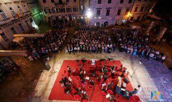 Koncertom pred prepunim trgom ispred Katedrale sv. Tripuna počeli Don Brankovi Dani muzike