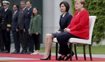 Merkel ponovo sjedjela tokom intoniranja himni