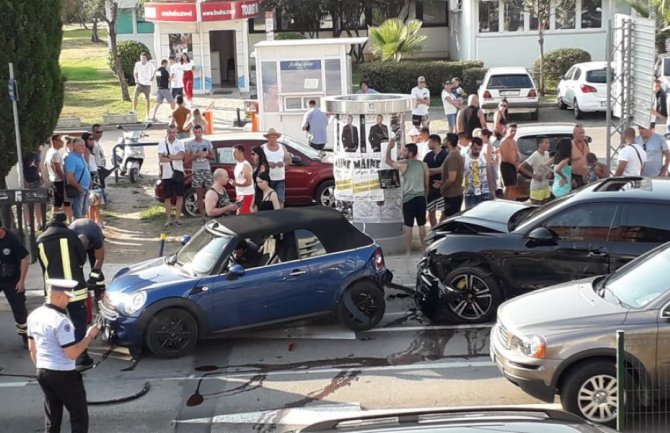 Udes u Budvi: Lančani sudar Poršea, Volva i Mini Morisa, jedno lice povrijeđeno