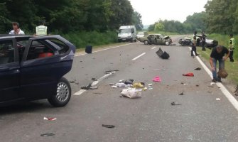Muškarac poginuo u saobraćajnoj nesreći, trudnica i dijete među povrijeđenima