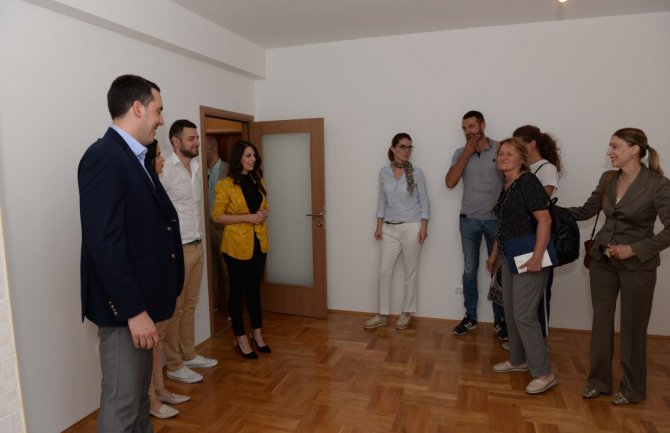 Vuković uručio ključeve od 16 stanova zaposlenima u Glavnom gradu