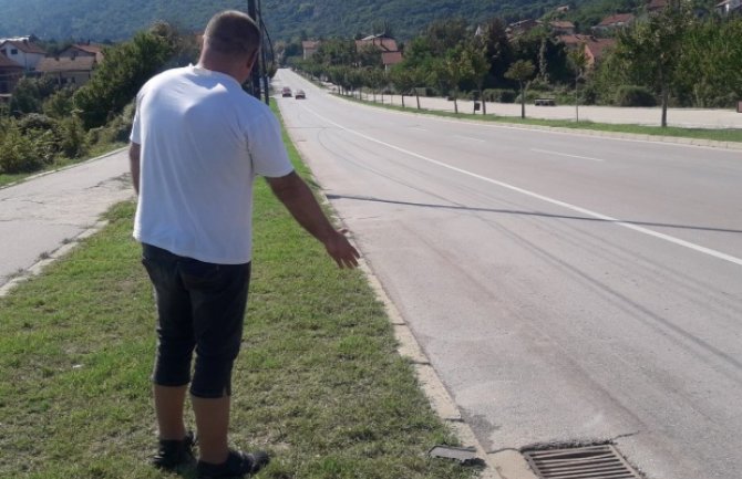 Mladić poginuo dok je pomagao vozaču da zamijeni gumu