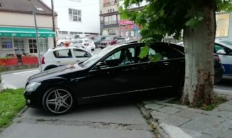 Bijelo Polje: Mercedes parkirao nasred parka 