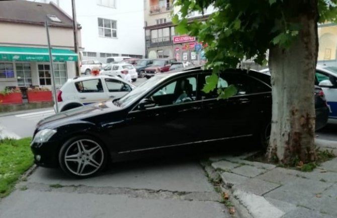 Bijelo Polje: Mercedes parkirao nasred parka 