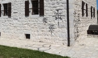 Ispisani zidovi objekta Crnogorske pravoslavne crkve