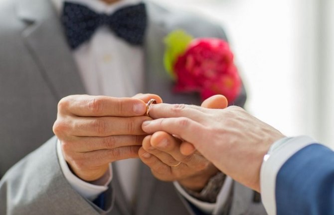 LGBT osobe sve više postaju prihvaćene u društvu, predviđene i obuke matičara