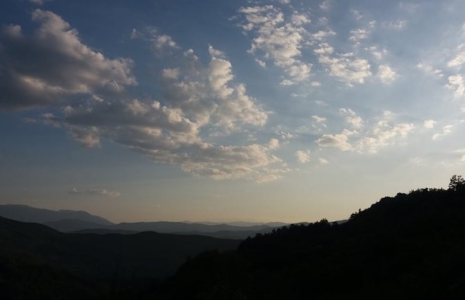 Promjenljivo oblačno sa suncem, tokom noći kiša