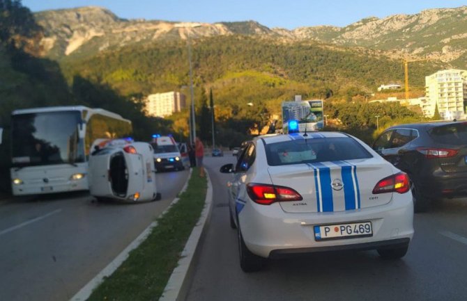 Udes u Bečićima, na bulevaru se prevrnuo automobil