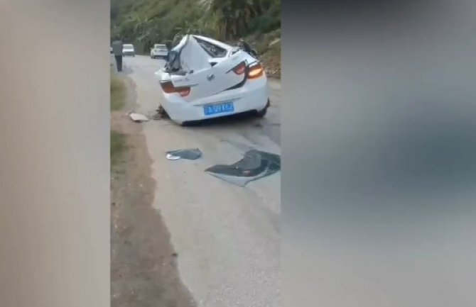 Prevario smrt: Stijena smrskala auto u pokretu, vozač nepovrijeđen(VIDEO)