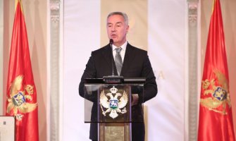 Đukanović Aćinu uručio Njegoševu nagradu: Savremeno crnogorsko društvo teži visokim umjetničkim dometima (FOTO) (VIDEO)