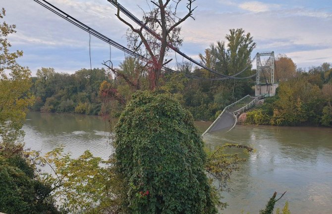 Urušio se most u Francuskoj, poginula jedna osoba(FOTO)