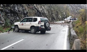 Obrušila se stijena na vozilo, zatvoren put Podgorica-Kolašin(FOTO)