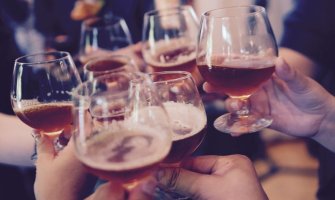 Alkohol konzumira svaki treći učenik, svaki peti cigarete, 11% puši marihuanu
