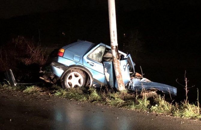 Golfom udario u stub rasvjete, teško povrijeđen