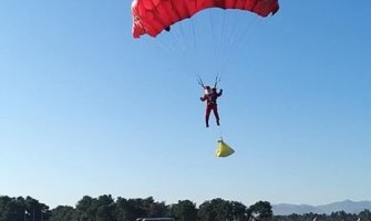 Djeda Mraz donio poklone padobranom na aerodromu 