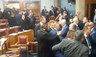 Poslanici DF-a ostaće bez pola plate