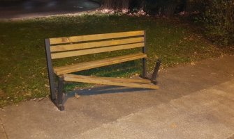 Podgorica: Gradski mobilijar ponovo na meti vandala(FOTO)