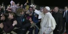 Žena povukla papu  za ruku, pogledajte kako je on reagovao (VIDEO)