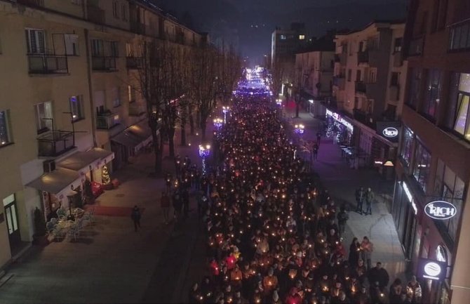Kolone vjernika i večeras u molitvenom hodu širom zemlje