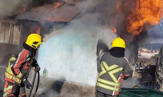 Podgorica: Požar na kući, gašenje otežavali nepropisno parkirani automobili