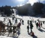 Turiste voze motornim sankama, nude im rafting, šetnju krpljama, vožnju biciklima za snijeg...