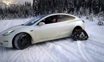 Vlasnik od Tesla Model 3 napravio sanke (VIDEO)