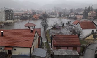 Cetinje: Voda poplavila podrume, vozilo se zapalilo tokom vožnje