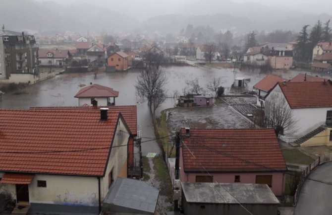 Cetinje: Voda poplavila podrume, vozilo se zapalilo tokom vožnje