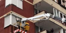 Nesvakidašnja prosidba: Na dizalici s tamburašima zaprosio djevojku (FOTO)