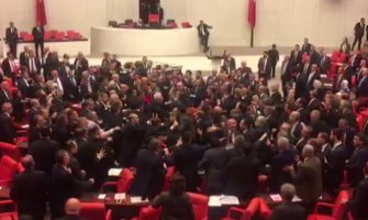 Opšta tuča u turskom parlamentu, učestvovalo desetine poslanika (VIDEO)