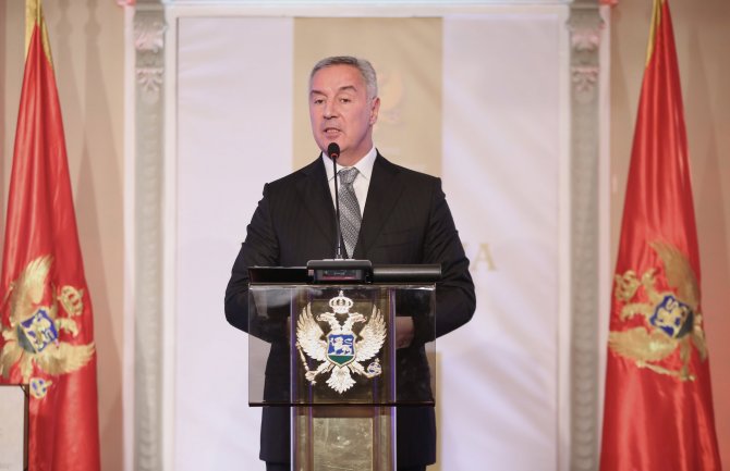 Đukanović: Za sada nema potrebe za zatvaranjem škola 