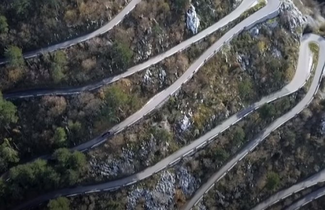 Vožnja kotorskim stranama na emitovana na francuskoj televiziji: Audi S4 gazi serpentinama(VIDEO)