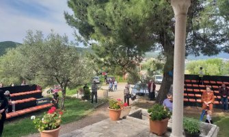 Policija legitimisala vjernike kod manastira na Prevlaci