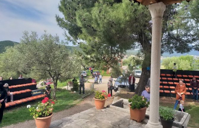 Policija legitimisala vjernike kod manastira na Prevlaci