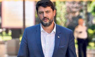 Božović: Đed mi je nosilac albanske spomenice, čitava antifašistička javnost zgrožena postupkom RTCG-a